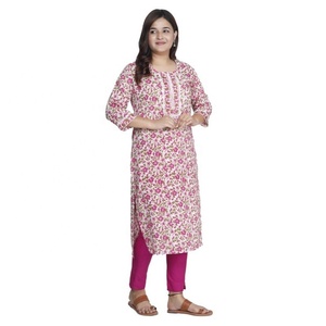 Kurti formel d'été en rayonne pour femmes indiennes et pakistanaises, avec motif floral et manches trois-quarts, disponible au prix de gros - Product Image 3