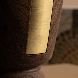 Brûleur d'encens élégant et contemporain en bois de noyer, associé à une plaque en métal doré et à un cloche en verre en forme de larme. - Product Image 5