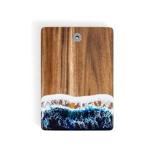 Tabla de servir de madera de acacia premium con resina epoxi color azul verdoso, estilo pala, con asa, para quesos y embutidos, diseño de olas marinas. - Product Image 1