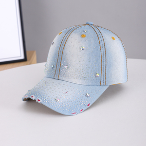 Gorra de béisbol unisex de mezclilla con estrella de diamantes de imitación, panel frontal vintage desgastado, visera deshilachada, con cristales brillantes y tachuelas metálicas. - Product Image 2
