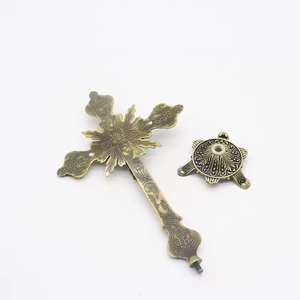 Terra Sancta Guild Achetez un élégant pendentif croix pectorale plaqué or, crucifix en métal à suspendre, articles religieux tendance pour l'église - Product Image 6