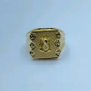 Anillo audaz de oro para hombre con el divino símbolo de Ganesha centrado en una superficie estampada que combina devoción, fuerza y refinamiento. - Product Image 1