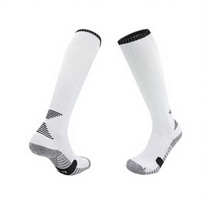 Fabrication en gros de chaussettes de football antidérapantes à manches longues personnalisées avec logo, chaussettes en coton avec lettres, chaussettes de sport pour hommes - Product Image 4