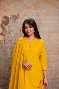 Traje Anarkali Amarillo Bordado de Algodón para Mujer, Corte en A, Largo hasta la Rodilla, con Dupatta, Estilo Tradicional, Corte Regular, Secado Rápido, para Todas las Temporadas - Product Image 2