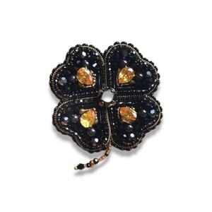 Broche Shamrock à quatre feuilles avec broderie à la main en cristal et perle et broche de mode perlée en fil de lingot - Product Image 1