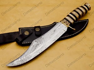 Cuchillo de Supervivencia de Acero de Damasco Hecho a Mano, Forjado, con Hoja Fija, para Caza y Camping, con Mango de Madera Premium - Product Image 4