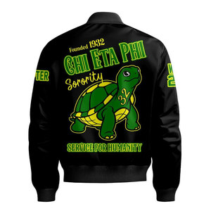 Chaqueta Bomber Negra para Hombre Chi Eta Phi con Logotipo de Tortuga y Estampado 1932, Prenda Exterior Informal con Cierre de Cremallera - Product Image 3