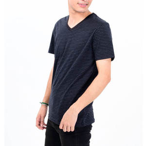 T-shirts col V personnalisés de haute qualité pour hommes – Prix de gros avec logo sur mesure - Product Image 2