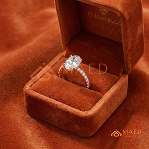 แหวนโรสโกลด์ทรงวงรีประดับเพชรเม็ดเล็กๆ ด้านข้าง ดีไซน์เรียบหรู เหมาะสำหรับเป็นแหวนแทนใจในวันครบรอบ - Product Image 4