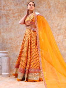 Lehenga Choli jaune imprimé avec dupatta contrastant et bordure dorée |   Tenue Traditionnelle Ethnique de Créateur pour Femme pour Fêtes et Mariages - Product Image 6