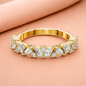 Un anillo de diamantes marquise y baguette atemporal, diseñado para una elegancia radiante, lujo moderno y brillo diario. - Product Image 3