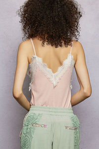 เสื้อสายเดี่ยวคอวีลูกไม้ลายลูกไม้ - Product Image 4