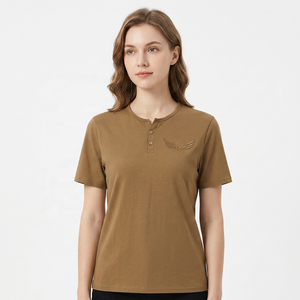 T-shirt Henley à manches courtes pour homme, couleur marron, avec logo d'aile en relief, coupe décontractée, tissu tricoté - Product Image 4