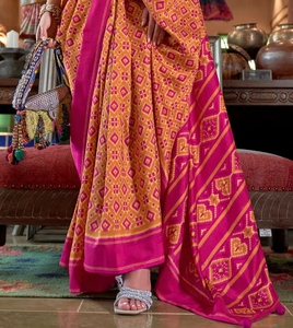 Sari de Diseño KV Soft Silk Ikat con Estampado Geométrico Naranja y Blusa Sin Coser - Product Image 4