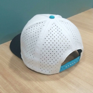 Gorra de Golf Personalizada OEM de 5 Paneles, Perforada con Corte Láser, Bordado Plano, Visera Precurvada, Estructurada, MOQ Bajo, ODM - Product Image 6