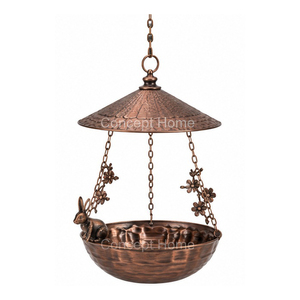 Comedero para pájaros colgante de cobre con detalles de conejo y flores, adorno tradicional para jardín exterior - Product Image 1
