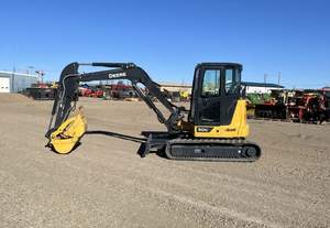 Miniexcavadora John Deere con Motor Honda Eficiente, Construcción Duradera y Bomba de Engranajes para Trabajos Pesados, en Venta - Product Image 2