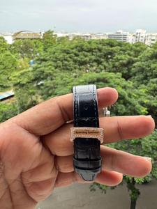 นาฬิกาควอตซ์อัตโนมัติสำหรับผู้ชาย ดีไซน์สปอร์ต คุณภาพพรีเมียม หน้าปัดชุบทอง ประดับโมอิสซาไนต์ สายยางทำมือแบบ Iced - Product Image 4