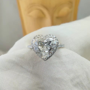 Anillo de Diamantes con Corte Corazón y Piedras Laterales en Oro Blanco |   Anillo de Compromiso y Boda de Lujo para Mujer |   Regalo de Aniversario para Ella - Product Image 1