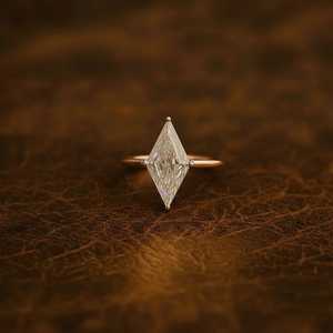 Anillo de compromiso de lujo con moissanita de 1.50 quilates corte cometa, oro amarillo de 14K, anillo de promesa solitario, joyería de diamantes de corte elegante para mujer - Product Image 1