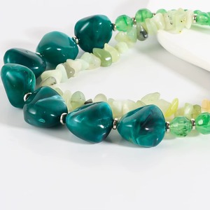 Collar de resina hecho a mano de doble hilera con pepitas facetadas, verde llamativo, regalo para mujer, uso decorativo - Product Image 1