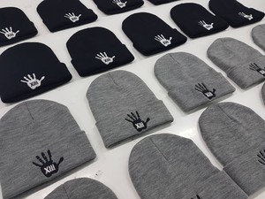Gorro unisex premium con tela elástica transpirable, ajuste suave y cómodo, logotipo estampado a mano, colores gris y negro, bordado. - Product Image 3