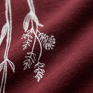T-shirt graphique oversize bordeaux pour homme avec motifs botaniques blancs élégants et illustrations délicates de fleurs sauvages - Product Image 6