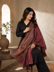 Robe longue d'hiver pour femmes musulmanes, style châle-cape caftan, en laine respirante, modeste, coupe trapèze, couleur unie avec contraste doré - Product Image 2