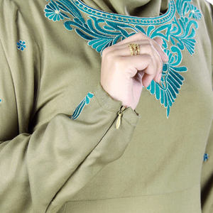 Robe de soirée élégante vert olive en satin avec col en V brodé, manches longues, coupe trapèze, longueur ras du sol pour femme - Product Image 4
