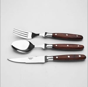 Juego de Cuchillos de Acero Inoxidable de 3 Piezas, Modernos, Ambidiestros y Ecológicos, con Mango de Madera, Borde Dentado, Hoja Pulida, Duraderos, de Primera Calidad, Reino Unido - Product Image 1