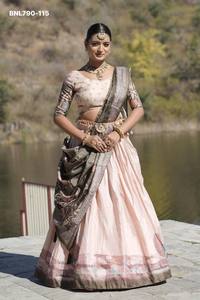 Ensemble Lehenga et Choli-Dupatta en Soie Manipuri de Haute Qualité avec Bordure Imprimée à Motifs Animaux et Jupe Évasée Can-Can – Exportateur Indien - Product Image 4