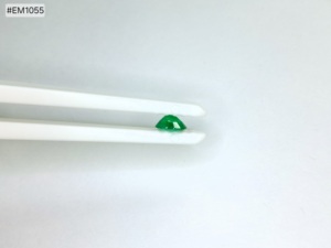 Elegante Esmeralda Ovalada Natural de Zambia, Selección de Esmeraldas, 0.88ct, Gema Suelta Premium con Acabado Superior para Joyería - Product Image 5