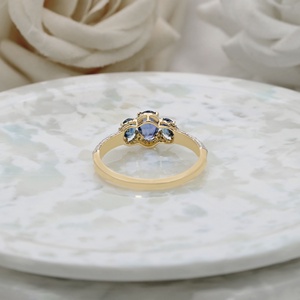 Vente en gros de bague halo à trois pierres en saphir bleu ovale naturel en or jaune 14 carats, bijoux Memoria - Product Image 2