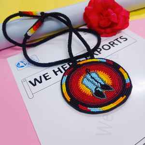 Collier pendentif mains en prière perlées faites à la main avec perles noires, rouges, jaunes, bleues et grises et cordon long pour un usage artistique et culturel - Product Image 4