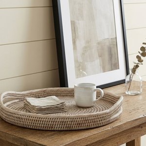 Bandeja Redonda de Mimbre Hecha a Mano con Asas para Fácil Transporte, Cesta Decorativa de Almacenamiento para Salas de Estar, Cocinas y Baños - Product Image 1