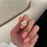 Bague sertie de moissanite taille poire en or jaune 14 carats |   Bague de fiançailles solitaire en forme de larme |   Bijoux fins modernes pour femmes