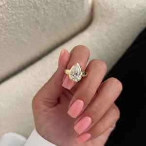 Bague sertie de moissanite taille poire en or jaune 14 carats |   Bague de fiançailles solitaire en forme de larme |   Bijoux fins modernes pour femmes - Product Image 6