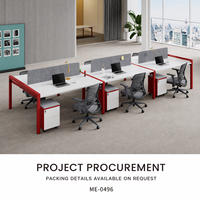 Poste de travail moderne en bois pour 4 personnes avec rangement, écrans d'intimité gris, plans de travail blancs, structure de support carrée rouge