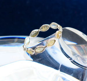 Anillo de Labradorita con Patrón de Eternidad de Primera Calidad en Plata de Ley 925, Anillo que Representa Pura Sofisticación - Product Image 4