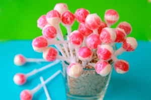 Dulces de Navidad hechos con frutas frescas naturales, piruletas de malvavisco con sabor a fresa fabricadas en Vietnam - Product Image 4