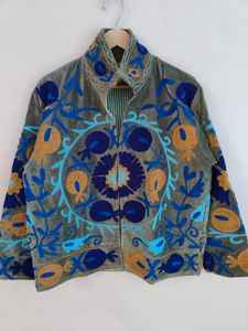 Veste en velours Suzani – Manteau floral brodé style bohème, veste tribale ouzbèke artisanale, vêtement d'extérieur artistique et affirmé - Product Image 5