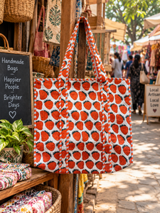 Sac fourre-tout matelassé en toile de coton Maa Unique à imprimé blocs fraises pour femme, avec fermeture éclair et chaînes, idéal pour le shopping quotidien - Product Image 3