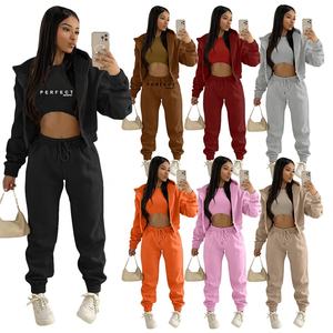 Ensemble de survêtement pour femme en molleton de coton de haute qualité, comprenant un crop top à fermeture éclair, un débardeur et un pantalon de jogging - Product Image 1