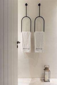 Porte-serviettes autoportant en métal noir de style échelle, organisateur de salle de bain décoratif et gain de place - Product Image 4