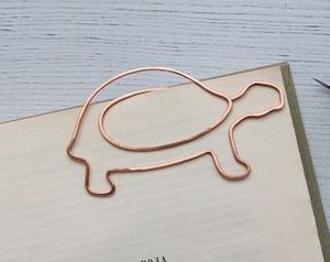 Marcapáginas moderno de cobre con bordes lisos y apariencia atractiva para actividades de lectura diarias - Product Image 1