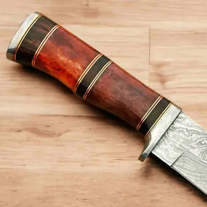 Couteau en acier Damas pour le camping, la chasse et les activités de plein air avec étui en cuir, fourniture en gros et commandes personnalisées - Product Image 5