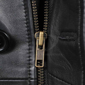 Abrigo de cuero duradero para hombre con manga larga, corte largo y solapa elegante para clima frío. - Product Image 5