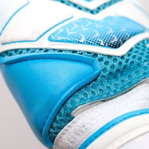 ถุงมือผู้รักษาประตูเยอรมันสีขาวและสีน้ำเงินคุณภาพพรีเมียม แฟชั่นทันสมัย ขายส่งระดับมืออาชีพ พร้อมสายรัดยางลาเท็กซ์ ฝ่ามือเรียบ - Product Image 5
