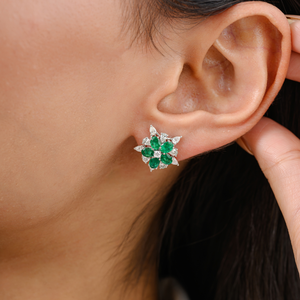 Boucles d'oreilles clous en or 18 carats style Art Nouveau avec diamant taille émeraude et fleur de perle - Product Image 6