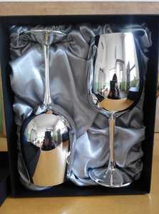 Juego de 2 copas de champán vintage plateadas con tallos metálicos ornamentados en relieve, diseño personalizado para fiestas. - Product Image 1